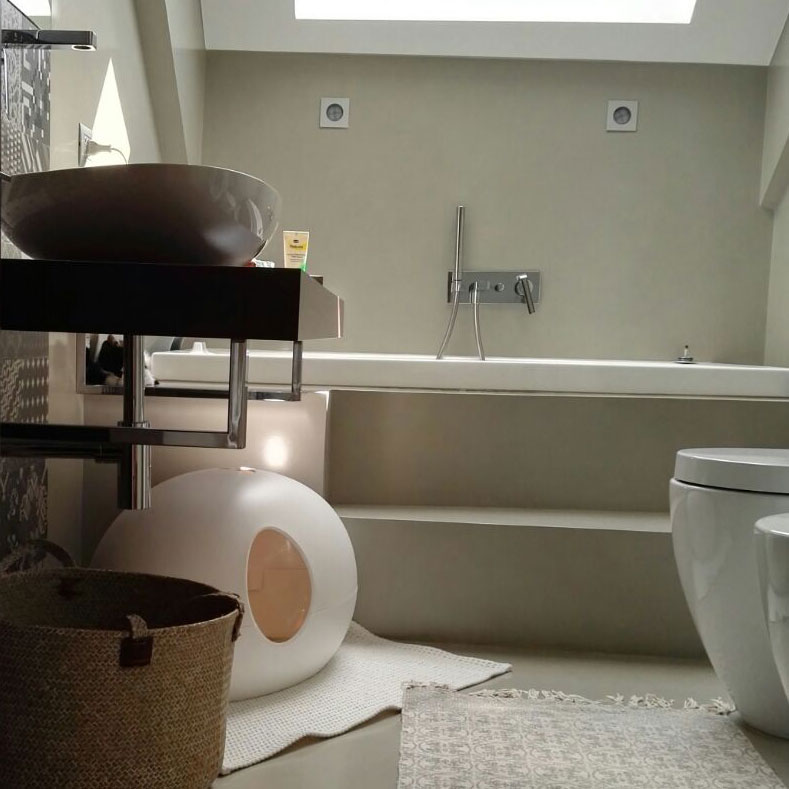 White litter tray in the bathroom - Design - pet.interiors