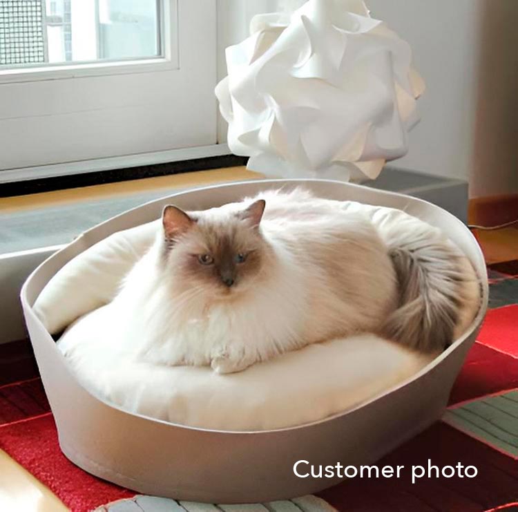 cat-bed-basket-design-felt-luxus-59-Lilly Arena in hellgrauem Filz und cremefarbenem Kissen
